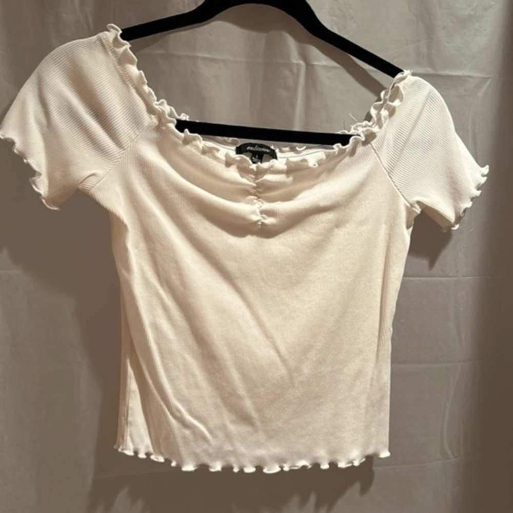 Women’s Ambiance short sleeved ribbed white ruffled outline shirt size L